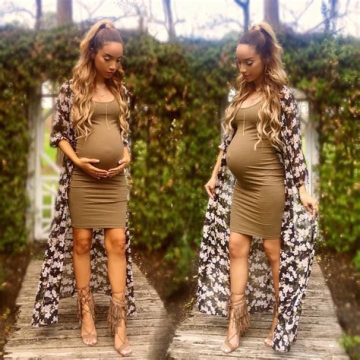Ariana Grande Pregnant Picture
